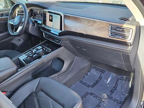 Used 2025 Volkswagen Atlas SE image 21