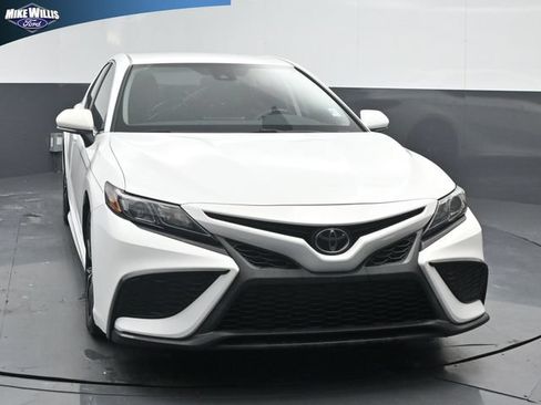 Used 2022 Toyota Camry SE FWD image 2