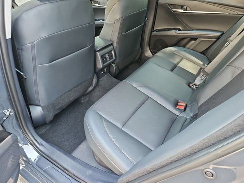 Used 2025 Toyota Camry XLE FWD image 33