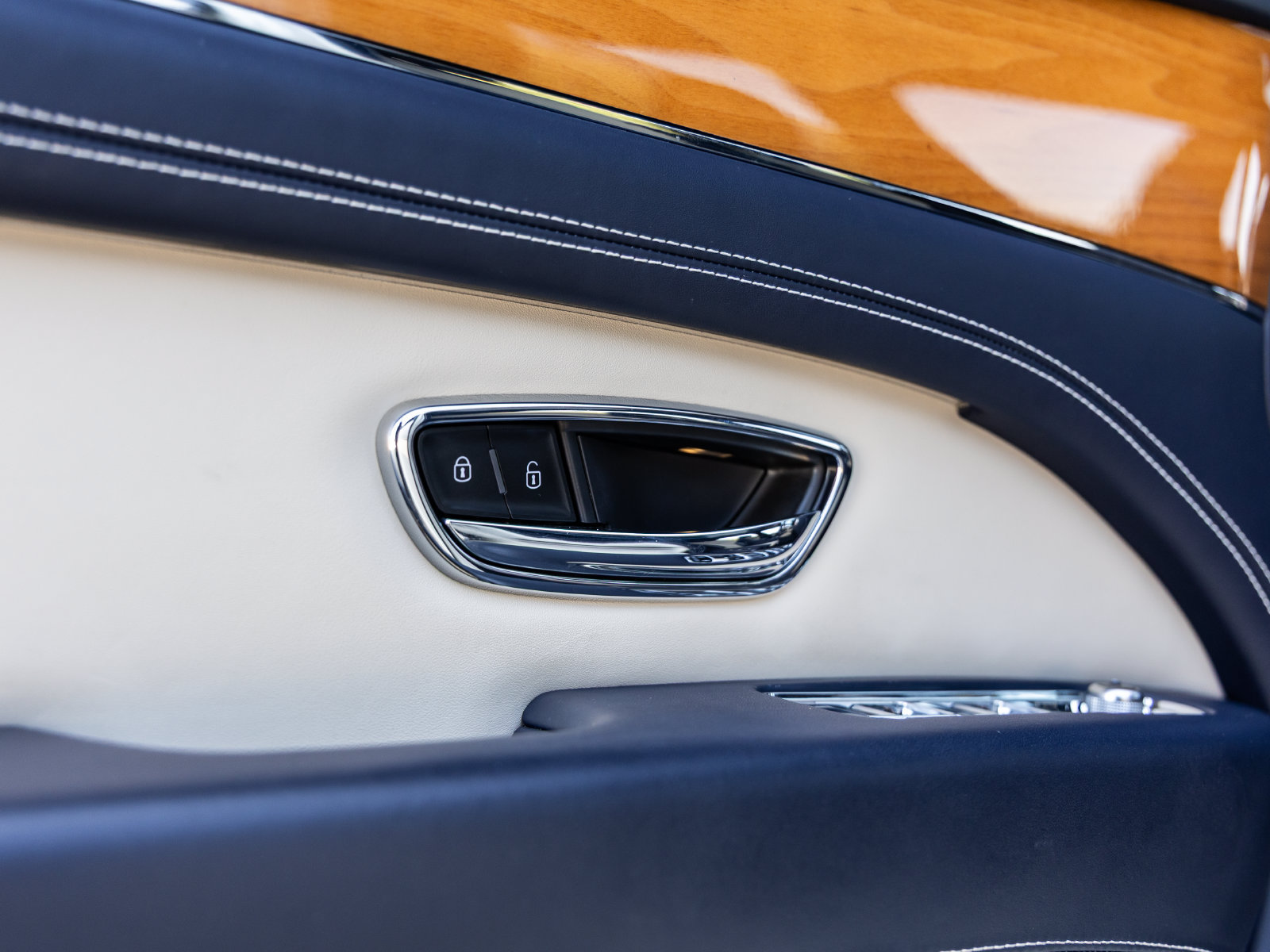 Used 2021 Bentley Bentayga AWD/4WD image 19