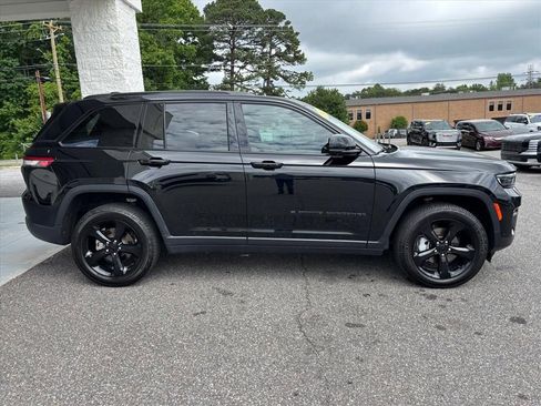 Used 2023 Jeep Grand Cherokee Limited w/ Luxury Tech Group II RWD image 20