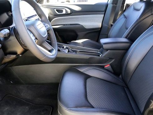 Used 2025 Jeep Compass Latitude image 10