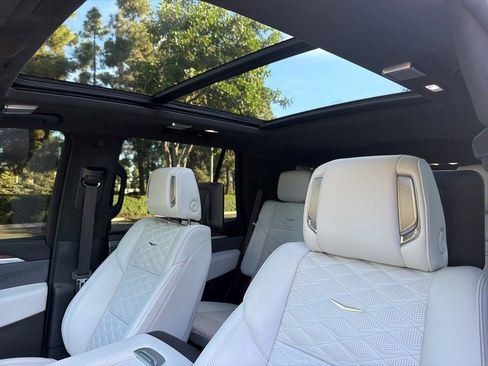 Certified 2025 Cadillac Escalade Sport Platinum image 9