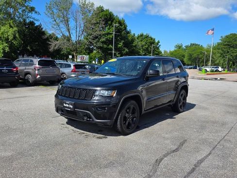 Used 2018 Jeep Grand Cherokee Laredo AWD/4WD image 4