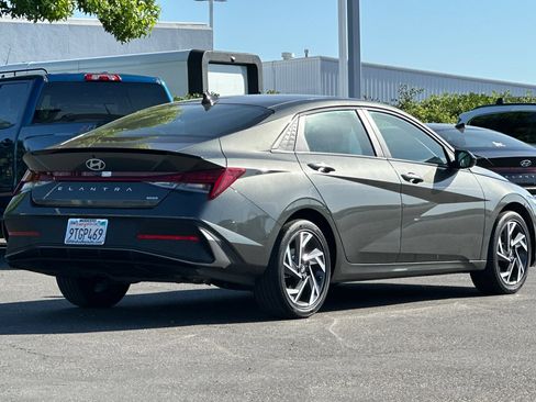 Used 2025 Hyundai Elantra SEL w/ Cargo Package FWD image 4