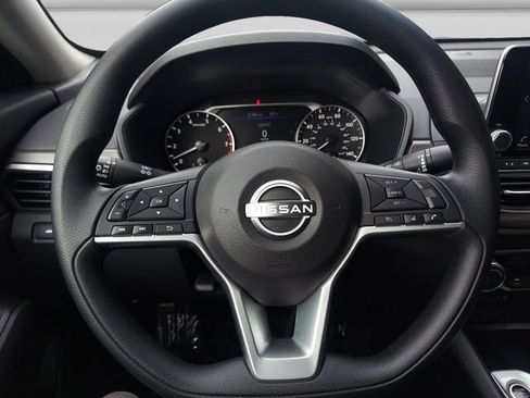 Used 2025 Nissan Altima 2.5 SV FWD image 13