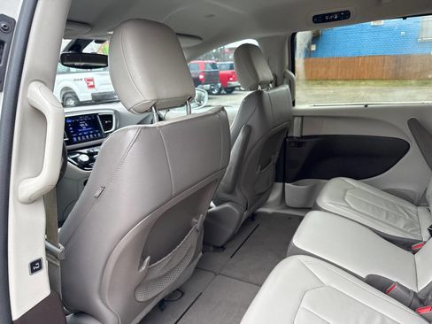 Used 2017 Chrysler Pacifica Touring-L image 26
