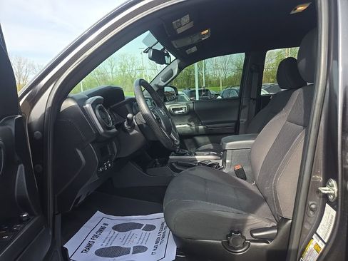 Used 2017 Toyota Tacoma TRD Sport w/ Tow Package (A/T) image 9