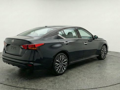 Used 2025 Nissan Altima 2.5 SV FWD image 9