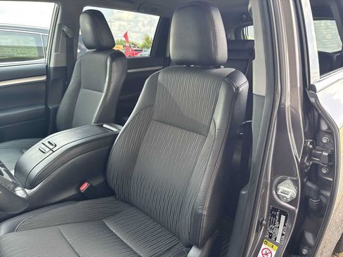 Used 2019 Toyota Highlander Plus AWD/4WD image 18