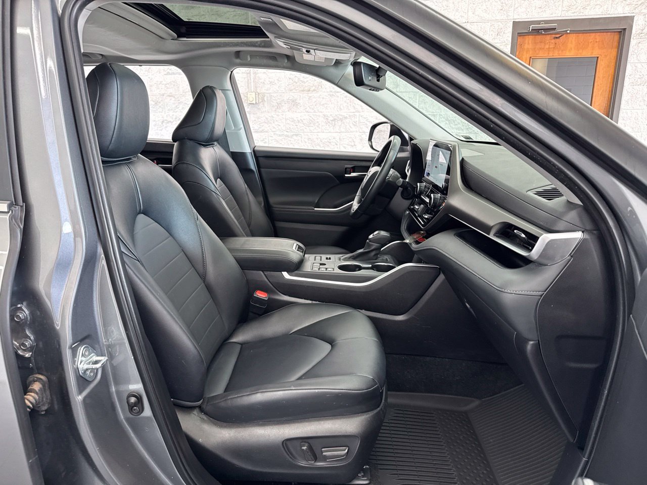 Used 2025 Toyota Highlander XLE AWD/4WD image 52
