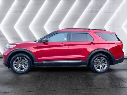 Used 2021 Ford Explorer XLT w/ Equipment Group 202A AWD/4WD image 3