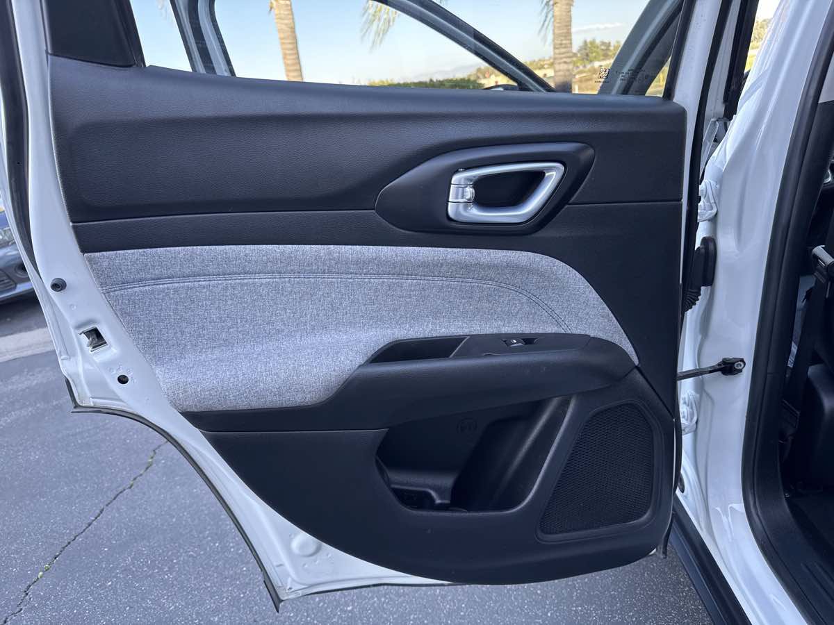 Used 2022 Jeep Compass Latitude FWD image 24
