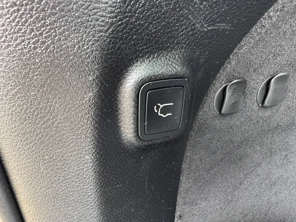 Used 2020 Jeep Cherokee Limited w/ Technology Group AWD/4WD image 16