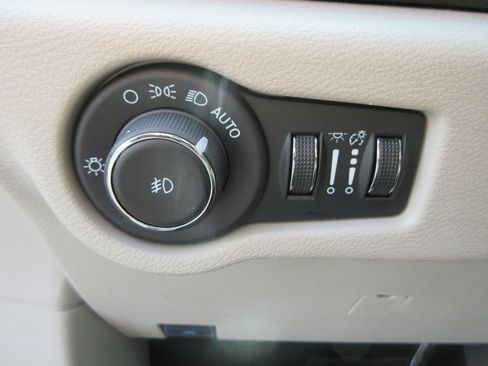 Used 2023 Chrysler Pacifica Touring-L FWD image 22