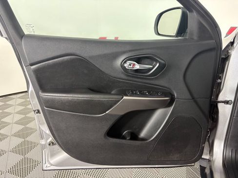 Used 2020 Jeep Cherokee Latitude FWD image 16
