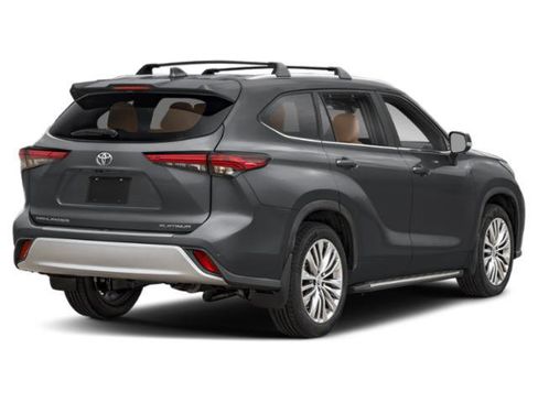Used 2023 Toyota Highlander Platinum FWD image 2