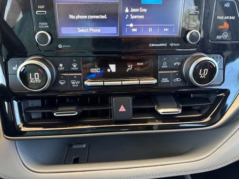 Used 2021 Toyota Highlander XLE FWD image 20