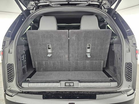 Used 2025 Land Rover Discovery Dynamic SE image 15