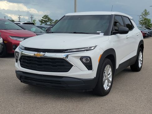 Used 2025 Chevrolet TrailBlazer LS w/ LS Convenience Package FWD image 3