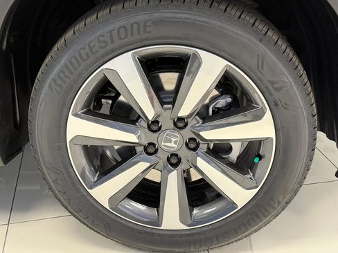 New 2025 Honda Pilot Touring image 7