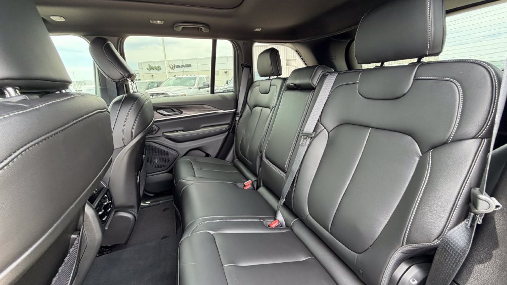 New 2026 Jeep Grand Cherokee Limited w/ Limited Altitude Package AWD/4WD image 17