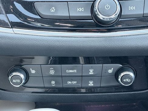 Used 2018 Buick Enclave Essence image 17