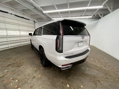 Used 2021 Cadillac Escalade ESV Premium Luxury image 4