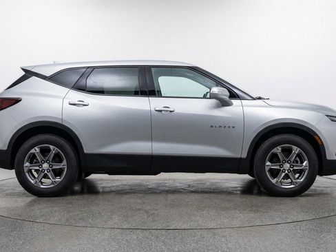 Used 2025 Chevrolet Blazer LT FWD image 11