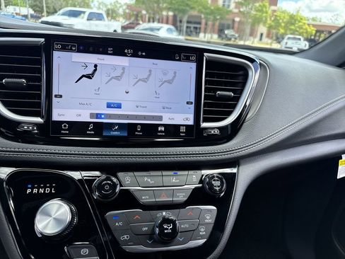 New 2026 Chrysler Pacifica Select image 19