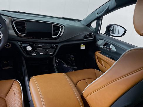 New 2026 Chrysler Pacifica Pinnacle w/ Trailer Tow Group image 19