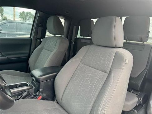 Used 2018 Toyota Tacoma TRD Off-Road AWD/4WD image 9