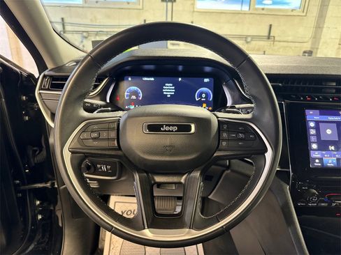 Used 2023 Jeep Grand Cherokee L Laredo image 15