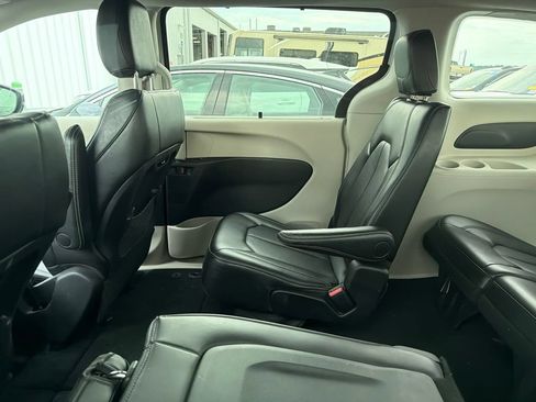 Used 2024 Chrysler Pacifica Touring-L FWD image 8