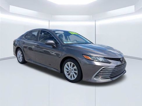 Used 2022 Toyota Camry LE FWD image 2