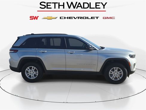 Used 2025 Jeep Grand Cherokee Laredo w/ Luxury Tech Group I image 4