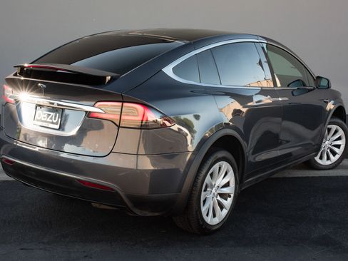 Used 2018 Tesla Model X 100D image 27