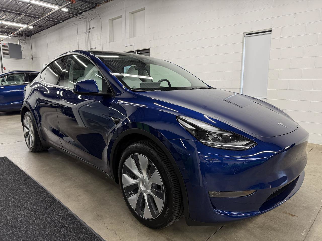 Used 2024 Tesla Model Y Long Range AWD/4WD image 3