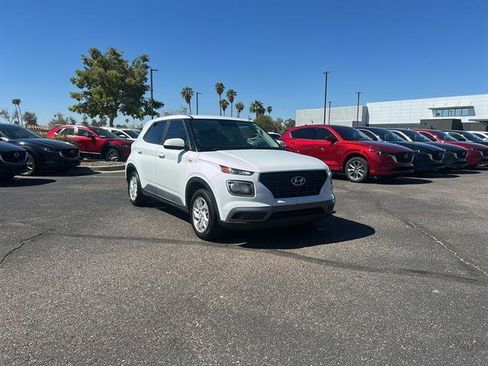 Used 2021 Hyundai Venue SE image 1