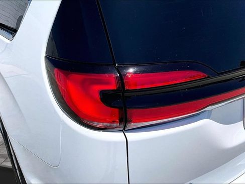 New 2027 Chrysler Pacifica Select FWD image 36