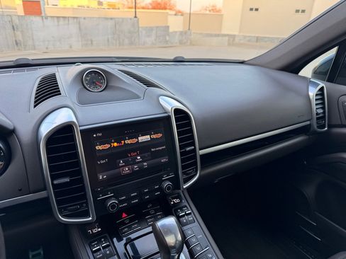 Used 2018 Porsche Cayenne S image 19