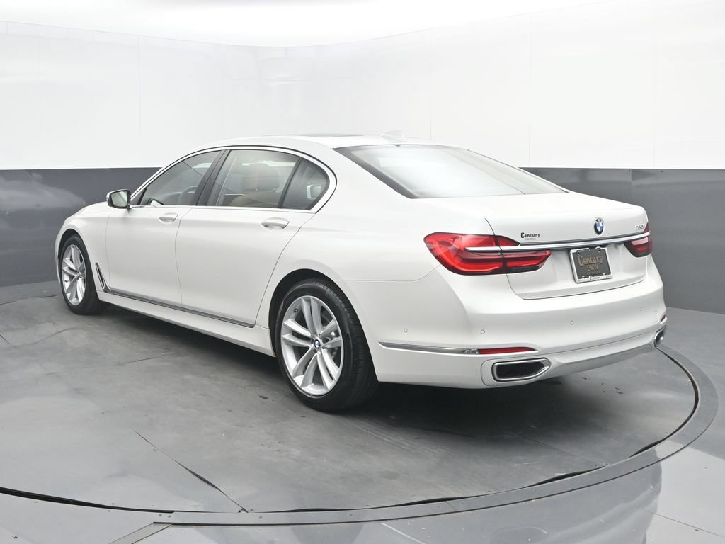 Used 2019 BMW 750i w/ Executive Package RWD image 3