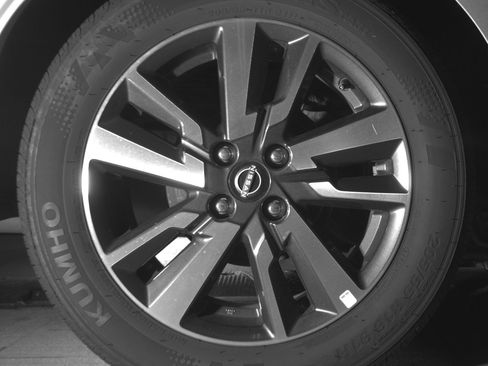 Used 2025 Nissan Versa SV FWD image 15