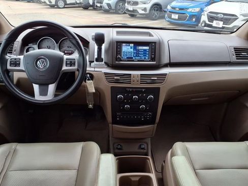 Used 2011 Volkswagen Routan SE FWD image 5