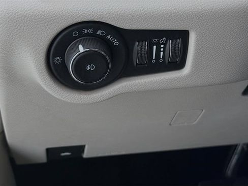 Used 2020 Chrysler Pacifica Touring-L FWD image 10