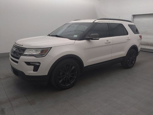 Used 2018 Ford Explorer XLT w/ Equipment Group 202A FWD image 2