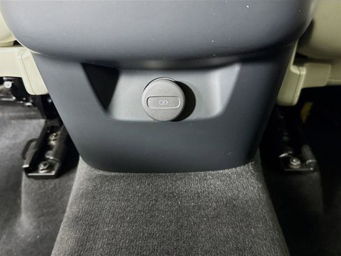 Used 2023 Volvo XC60 B5 Ultimate w/ Protection Package Premier image 29