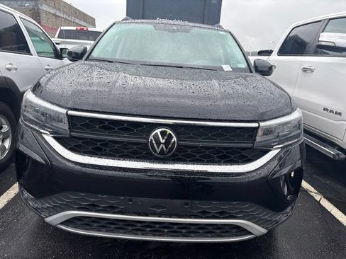 Used 2023 Volkswagen Taos SE w/ Panoramic Sunroof Package AWD/4WD image 2