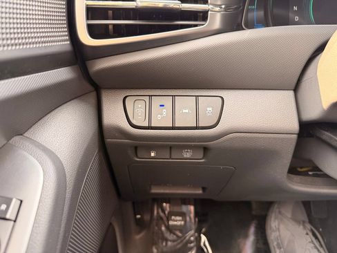 Used 2020 Hyundai Ioniq SE FWD image 25