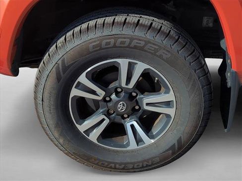 Used 2018 Toyota Tacoma TRD Sport AWD/4WD image 6